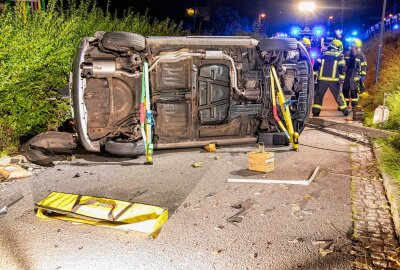 Update zum schweren Unfall in Elterlein: Fahrerin muss durch Frontscheibe gerettet werden -  Dabei überschlug sich der Wagen, wobei auch ein Telefonmast umgerissen wurde. Anschließend kam das Auto auf der Fahrerseite liegend auf der Karl-Liebknecht-Straße, unterhalb der Scheibenberger Straße zum Liegen. (Foto: André März)