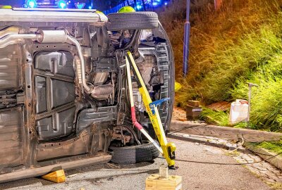 Update zum schweren Unfall in Elterlein: Fahrerin muss durch Frontscheibe gerettet werden -  Die Fahrerin war noch in ihrem PKW eingeschlossen und musste von den Einsatzkräften der Feuerwehr aus ihrem Wagen befreit werden. (Foto: André März)