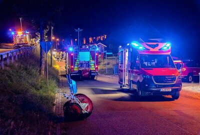 Update zum schweren Unfall in Elterlein: Fahrerin muss durch Frontscheibe gerettet werden - In der Ortschaft Elterlein hat sich am Mittwochabend gegen 22 Uhr ein schwerer Verkehrsunfall ereignet. (Foto: André März)