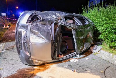 Update zum schweren Unfall in Elterlein: Fahrerin muss durch Frontscheibe gerettet werden - In der Ortschaft Elterlein hat sich am Mittwochabend gegen 22 Uhr ein schwerer Verkehrsunfall ereignet. (Foto: André März)