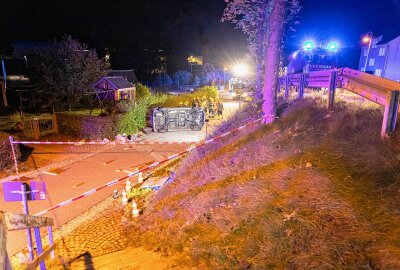 Update zum schweren Unfall in Elterlein: Fahrerin muss durch Frontscheibe gerettet werden - Aus noch ungeklärter Ursache kam die Fahrerin ausgangs einer Doppelkurve nach links von der Fahrbahn ab, fuhr auf eine beginnende Leitplanke auf und stürzte anschließend einen Abhang hinab. (Foto: André März)