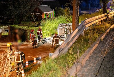 Update zum schweren Unfall in Elterlein: Fahrerin muss durch Frontscheibe gerettet werden - Aus noch ungeklärter Ursache kam die Fahrerin ausgangs einer Doppelkurve nach links von der Fahrbahn ab, fuhr auf eine beginnende Leitplanke auf und stürzte anschließend einen Abhang hinab. (Foto: André März)