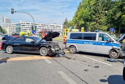 Update zum schwerer Unfall in Chemnitzer City: Polizisten schwer verletzt - Heute Mittag kollidierte ein PKW mit einem Streifenwagen. Foto: Harry Härtel