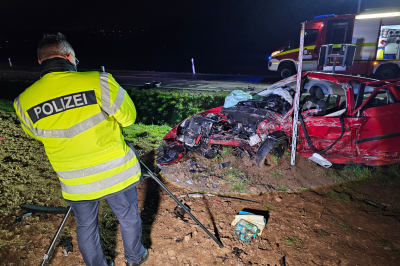 Die Unfallstelle wurde nach dem Vorfall komplett gesperrt, während Rettungskräfte und Polizei im Einsatz waren. Foto: Mike Müller