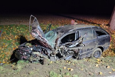 Bei einem Unfall im Landkreis Zwickau wurden eine Frau getötet und ein Mann schwer verletzt. Foto: Mike Müller