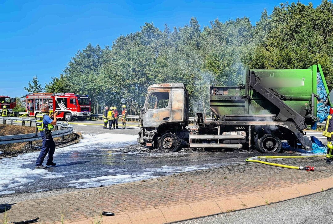 Update zum tödlichen Unfall in Sachsen: Müllfahrzeug geht nach Crash mit Motorrad in Flammen auf - Ein Müllfahrzeug ist am Dienstagnachmittag kurz nach 14 Uhr auf der S94 in Flammen aufgegangen. Ersten Informationen soll ein Unfall mit einem Motorrad vorausgegangen sein. (Foto: xcitepress/brl)