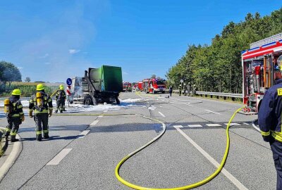 Update zum tödlichen Unfall in Sachsen: Müllfahrzeug geht nach Crash mit Motorrad in Flammen auf - Ein Müllfahrzeug ist am Dienstagnachmittag kurz nach 14 Uhr auf der S94 in Flammen aufgegangen. Ersten Informationen soll ein Unfall mit einem Motorrad vorausgegangen sein. (Foto: xcitepress/brl)