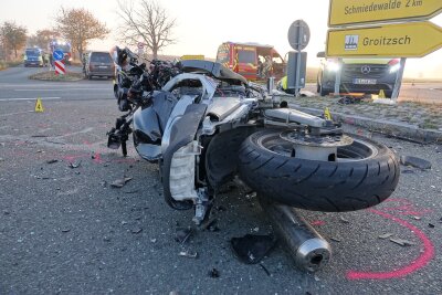 Update zum tödlichen Verkehrsunfall auf der S36: Motorradfahrer und Sozia sterben bei Kollision mit Kastenwagen - Am Sonntag kam es gegen 14.20 Uhr auf der S36 bei Wilsdruff zu einem tödlichen Verkehrsunfall.