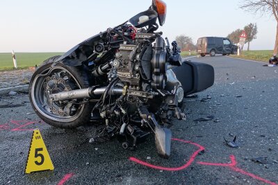 Update zum tödlichen Verkehrsunfall auf der S36: Motorradfahrer und Sozia sterben bei Kollision mit Kastenwagen - Zwischen Limbach und Tanneberg kollidierte an der Kreuzung nach Blankenstein ein Kastenwagen Fiat Doblo mit einem in Richtung Nossen fahrenden Motorrad Yamaha. 