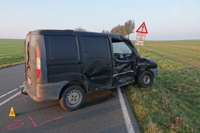 Update zum tödlichen Verkehrsunfall auf der S36: Motorradfahrer und Sozia sterben bei Kollision mit Kastenwagen - Das Motorrad prallte mit hoher Geschwindigkeit in die Beifahrerseite des Fiat.