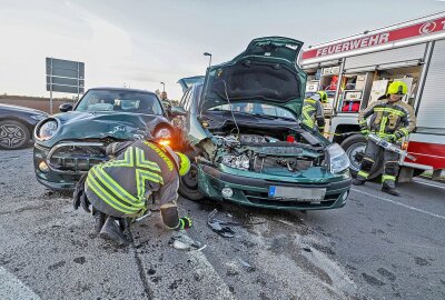 Update zum Unfall auf B180: Vollsperrung und zwei Verletzte - Am Montagmorgen kam es zu einem schweren Verkehrsunfall in Gersdorf. Foto: Andreas Kretschel