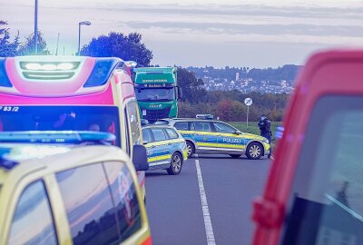 Update zum Unfall auf B180: Vollsperrung und zwei Verletzte - Am Montagmorgen kam es zu einem schweren Verkehrsunfall in Gersdorf. Foto: Andreas Kretschel