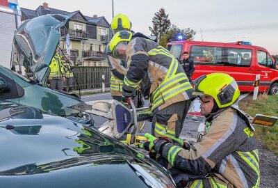 Update zum Unfall auf B180: Vollsperrung und zwei Verletzte - Der Zusammenstoß ereignete sich im Kreuzungsbereich der B180 Stollberger Straße Höhe Erlbacher Straße. Foto: Andreas Kretschel