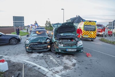 Update zum Unfall auf B180: Vollsperrung und zwei Verletzte - Der Zusammenstoß ereignete sich im Kreuzungsbereich der B180 Stollberger Straße Höhe Erlbacher Straße. Foto: Andreas Kretschel