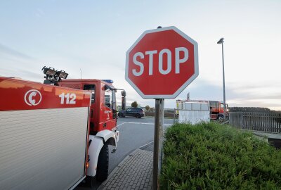 Update zum Unfall auf B180: Vollsperrung und zwei Verletzte - Nach ersten Erkenntnissen hat ein PKW Opel Fahrer beim Linksabbiegen eine aus Richtung Stollberg kommende Mini-Fahrerin übersehen. Foto: Andreas Kretschel