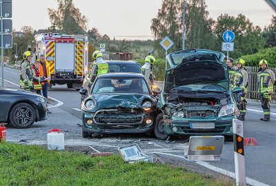 Update zum Unfall auf B180: Vollsperrung und zwei Verletzte - Nach ersten Erkenntnissen hat ein PKW Opel Fahrer beim Linksabbiegen eine aus Richtung Stollberg kommende Mini-Fahrerin übersehen. Foto: Andreas Kretschel