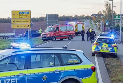 Update zum Unfall auf B180: Vollsperrung und zwei Verletzte - Die beiden Personen wurden ins Krankenhaus gebracht. Foto: Andreas Kretschel