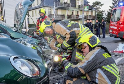 Update zum Unfall auf B180: Vollsperrung und zwei Verletzte - Die beiden Personen wurden ins Krankenhaus gebracht. Foto: Andreas Kretschel