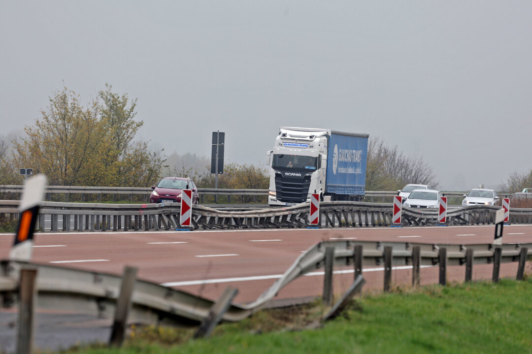 Update zum Unfall auf der A4: 68-jähriger LKW-Fahrer prallt gegen Leitplanken und verursacht hohen Sachschaden - Der LKW-Fahrer verursachte einen hohen Sachschaden. Foto: Andreas Kretschel