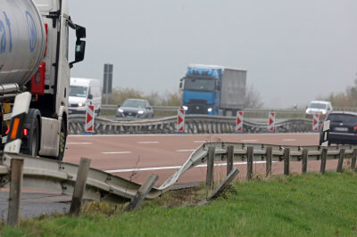 Update zum Unfall auf der A4: 68-jähriger LKW-Fahrer prallt gegen Leitplanken und verursacht hohen Sachschaden - Der LKW-Fahrer verursachte einen hohen Sachschaden. Foto: Andreas Kretschel