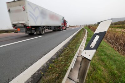 Update zum Unfall auf der A4: 68-jähriger LKW-Fahrer prallt gegen Leitplanken und verursacht hohen Sachschaden - Der LKW-Fahrer verursachte einen hohen Sachschaden. Foto: Andreas Kretschel