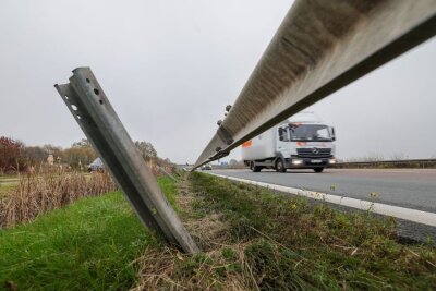 Update zum Unfall auf der A4: 68-jähriger LKW-Fahrer prallt gegen Leitplanken und verursacht hohen Sachschaden - Der LKW-Fahrer verursachte einen hohen Sachschaden. Foto: Andreas Kretschel