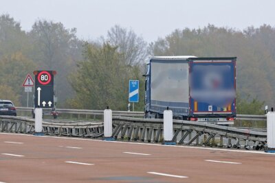 Update zum Unfall auf der A4: 68-jähriger LKW-Fahrer prallt gegen Leitplanken und verursacht hohen Sachschaden - Der LKW-Fahrer verursachte einen hohen Sachschaden. Foto: Andreas Kretschel