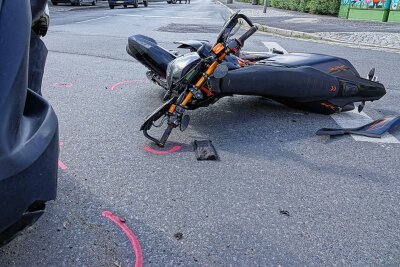 Update zum Unfall auf Kreuzung: Motorrad prallt gegen Kleintransporter - Ein Kleintransporter kollidierte mit einem Motorrad. Foto: Roland Halkasch