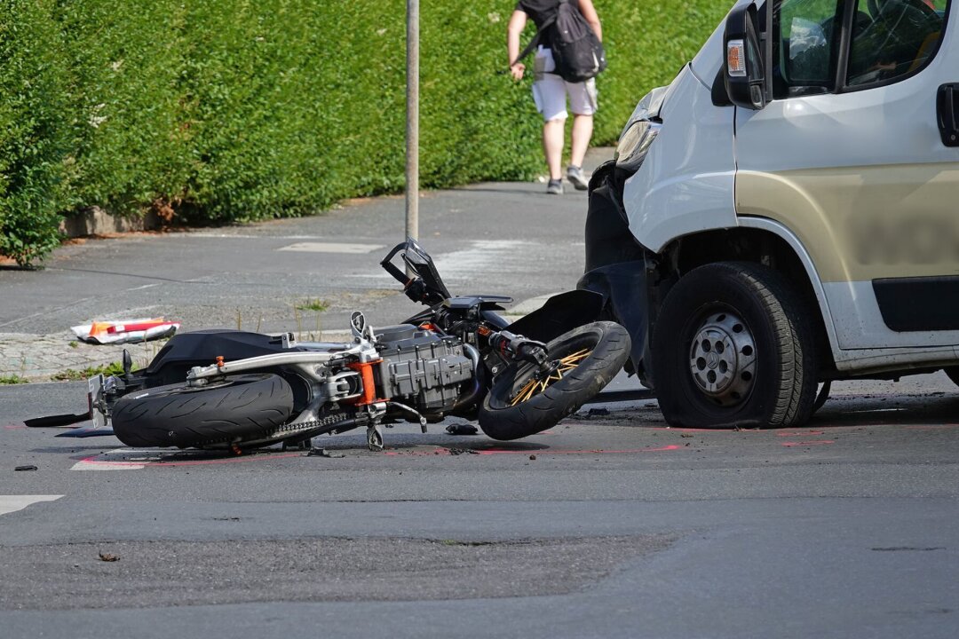 Update zum Unfall auf Kreuzung: Motorrad prallt gegen Kleintransporter - Ein Kleintransporter kollidierte mit einem Motorrad. Foto: Roland Halkasch