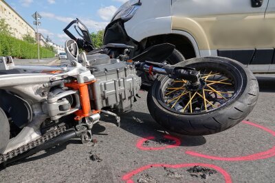 Update zum Unfall auf Kreuzung: Motorrad prallt gegen Kleintransporter - Ein Kleintransporter kollidierte mit einem Motorrad. Foto: Roland Halkasch