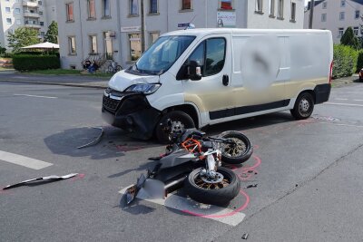 Update zum Unfall auf Kreuzung: Motorrad prallt gegen Kleintransporter - Ein Kleintransporter kollidierte mit einem Motorrad. Foto: Roland Halkasch