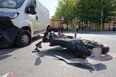 Ein Kleintransporter kollidierte mit einem Motorrad. Foto: Roland Halkasch