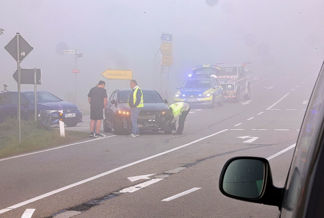 Update zum Verkehrsunfall auf Autobahnzubringer S255: Seat wird in Graben geschleudert - Am Morgen des 18. September ereignete sich gegen 8 Uhr ein Verkehrsunfall an der Kreuzung Zschocken, zwischen Lichtenstein und der Auffahrt zur A72 Hartenstein. Foto: Andreas Kretschel