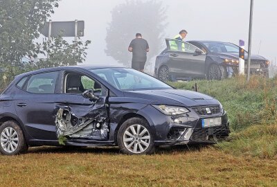 Update zum Verkehrsunfall auf Autobahnzubringer S255: Seat wird in Graben geschleudert - Am Morgen des 18. September ereignete sich gegen 8 Uhr ein Verkehrsunfall an der Kreuzung Zschocken, zwischen Lichtenstein und der Auffahrt zur A72 Hartenstein. Foto: Andreas Kretschel