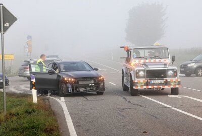 Update zum Verkehrsunfall auf Autobahnzubringer S255: Seat wird in Graben geschleudert - Am Morgen des 18. September ereignete sich gegen 8 Uhr ein Verkehrsunfall an der Kreuzung Zschocken, zwischen Lichtenstein und der Auffahrt zur A72 Hartenstein. Foto: Andreas Kretschel