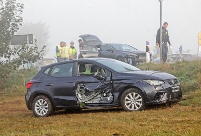 Update zum Verkehrsunfall auf Autobahnzubringer S255: Seat wird in Graben geschleudert - Am Morgen des 18. September ereignete sich gegen 8 Uhr ein Verkehrsunfall an der Kreuzung Zschocken, zwischen Lichtenstein und der Auffahrt zur A72 Hartenstein. Foto: Andreas Kretschel