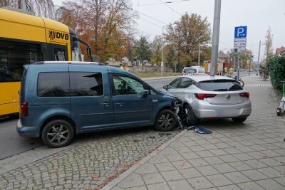 Update zum Verkehrsunfall in Dresden: VW-Fahrerin übersieht Straßenbahn und stößt gegen PKW - Eine PKW-Fahrerin übersah die Straßenbahn. Foto: Roland Halkasch