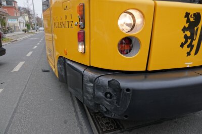 Update zum Verkehrsunfall in Dresden: VW-Fahrerin übersieht Straßenbahn und stößt gegen PKW - Eine PKW-Fahrerin übersah die Straßenbahn. Foto: Roland Halkasch