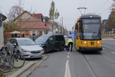 Update zum Verkehrsunfall in Dresden: VW-Fahrerin übersieht Straßenbahn und stößt gegen PKW - Eine PKW-Fahrerin übersah die Straßenbahn. Foto: Roland Halkasch