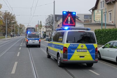 Update zum Verkehrsunfall in Dresden: VW-Fahrerin übersieht Straßenbahn und stößt gegen PKW - Eine PKW-Fahrerin übersah die Straßenbahn. Foto: Roland Halkasch