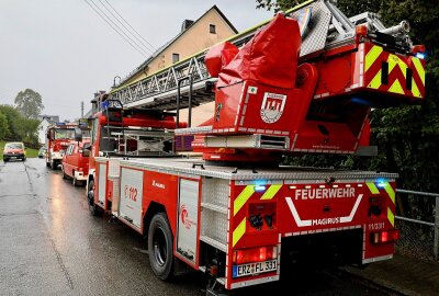 Update zum Wohnungsbrand im Erzgebirge: Verletzte Person im Krankenhaus - Beim Eintreffen der Feuerwehr drangen Einsatzkräfte unter schwerem Atemschutz ins Gebäude ein, um die Person zu retten. Foto: Niko Mutschmann