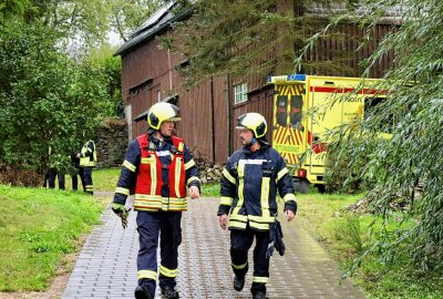 Update zum Wohnungsbrand im Erzgebirge: Verletzte Person im Krankenhaus - Die Hauptstraße war für etwa 45 Minuten voll gesperrt. Foto: Niko Mutschmann