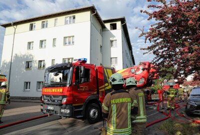 Update zum Wohnungsbrand in Freital: Bewohner wird durch Feuerwehr gerettet - In Freital brannte heute Morgen eine Wohnung. Foto: Roland Halkasch