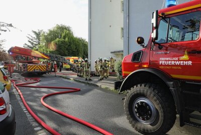 Update zum Wohnungsbrand in Freital: Bewohner wird durch Feuerwehr gerettet - In Freital brannte heute Morgen eine Wohnung. Foto: Roland Halkasch