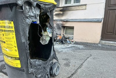 Update zur Ermittlung wegen Brandstiftung: Mülltonnen auf Sonnenberg angezündet - In der Nacht brannten vier Mülltonnen.Foto: Jan Härtel