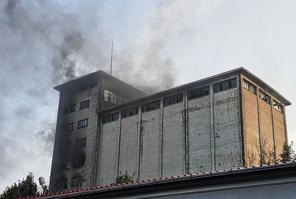 Update zur starken Rauchentwicklung bei Brand in Mittweida - Das Silo wurde später als KfZ- Werkstatt genutzt. Foto: Harry Härtel