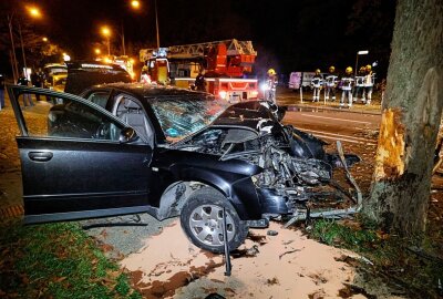 Update zur Verfolgungsjagd in Chemnitz: Audi prallt gegen Baum und klemmt Insassen ein - Eine Verfolgungsjagd der Polizei endete in einem schweren Unfall. Foto: Harry Härtel