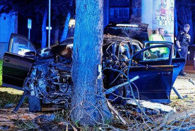 Update zur Verfolgungsjagd in Chemnitz: Audi prallt gegen Baum und klemmt Insassen ein - Eine Verfolgungsjagd der Polizei endete in einem schweren Unfall. Foto: Harry Härtel