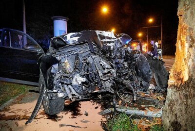 Update zur Verfolgungsjagd in Chemnitz: Audi prallt gegen Baum und klemmt Insassen ein - Eine Verfolgungsjagd der Polizei endete in einem schweren Unfall. Foto: Harry Härtel