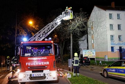 Update zur Verfolgungsjagd in Chemnitz: Audi prallt gegen Baum und klemmt Insassen ein - Eine Verfolgungsjagd der Polizei endete in einem schweren Unfall. Foto: Harry Härtel